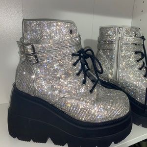 Dollskill platforms